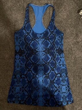 Lululemon blue/black snake print tank top